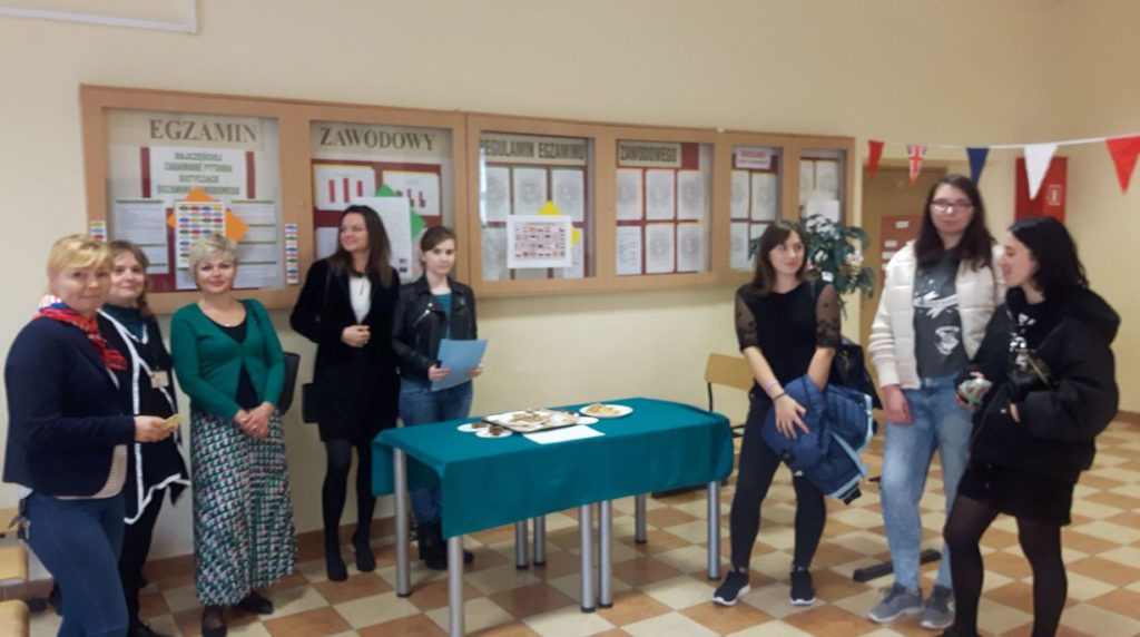 Uczniowie i nauczyciele na wystawie Europejskiego dnia języków.