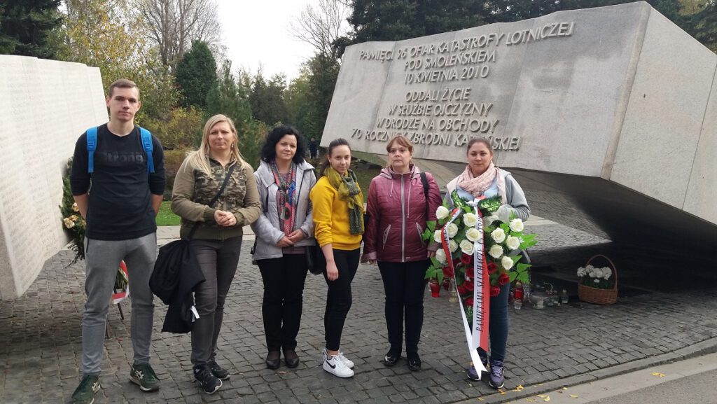 Wolontariusze wraz z opiekunami pod pomnikiem pamięci 96 ofiar katastrofy lotniczej pod Smoleńskiem.