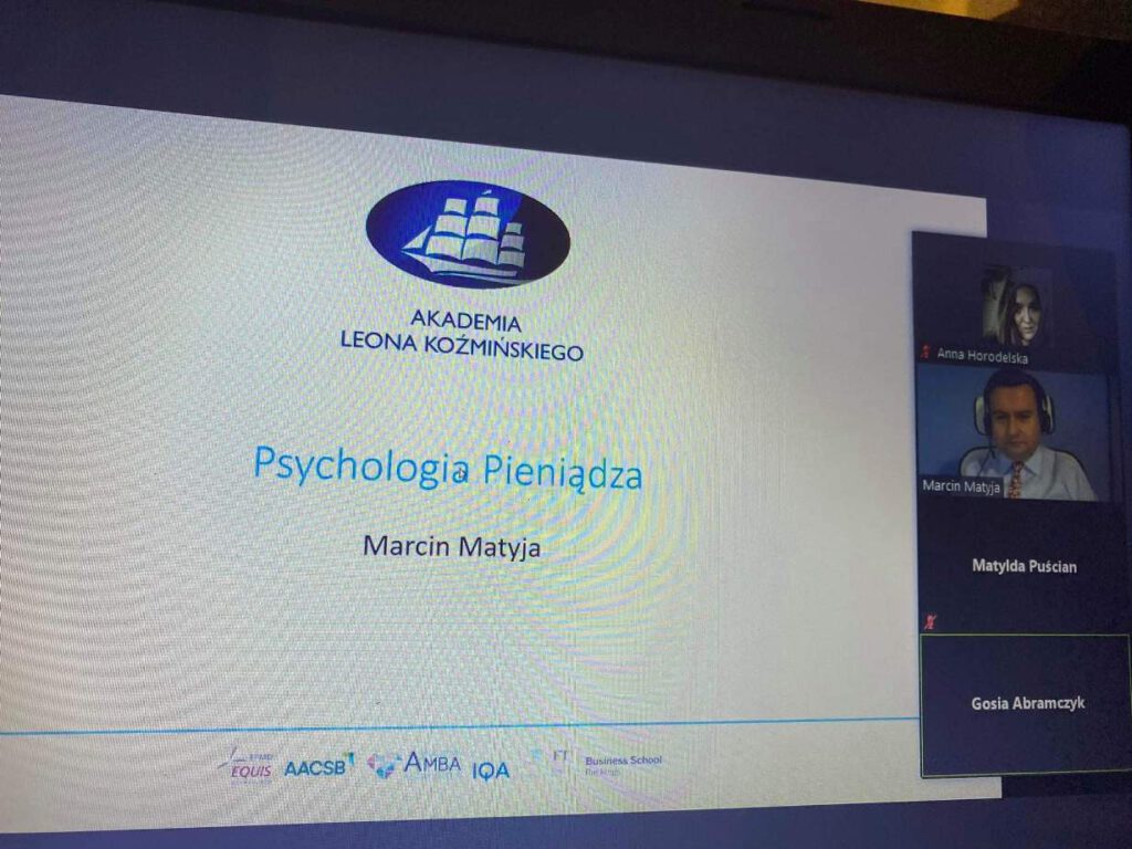 Zdjęcie ekranu monitora z pierzą strona prezentacji pt. "Psychologia Pieniądza"