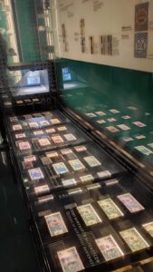 Szklana gablota muzealna z ekspozycją banknotów