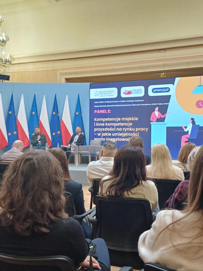 widok sceny z prelegentami