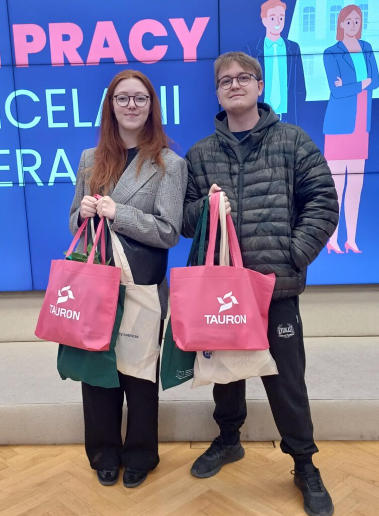 dwójka uczniów, obecnych na targach
