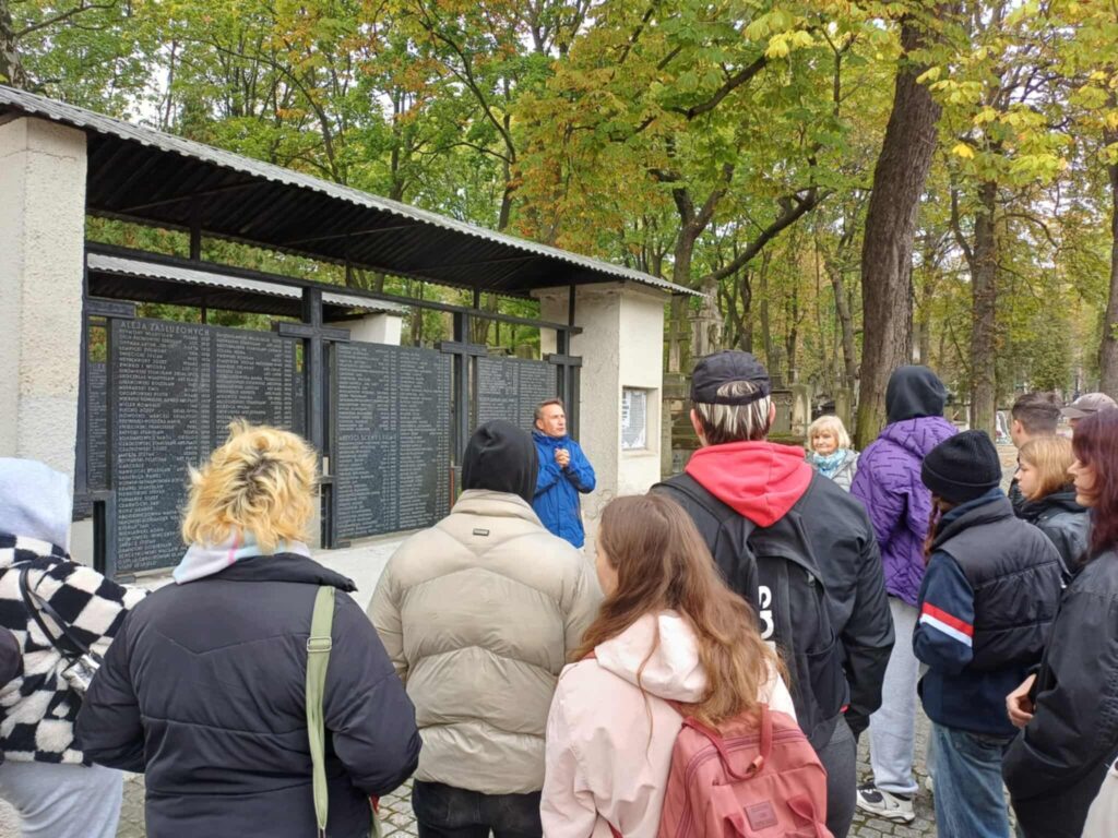 Zdjęcie klasy 2PH3 przy Alei Zasłużonych.