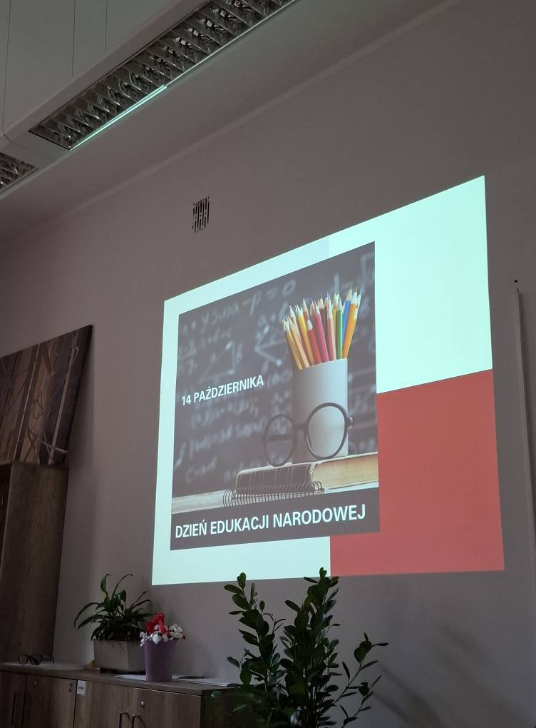 Zdjęcie slajdu tytułowego prezentacji z okazji Dnia Edukacji Narodowej.