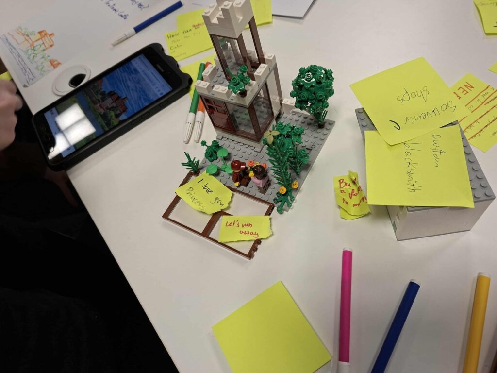 Zdjęcie konstrukcji z klocków typu Lego wykonanej w ramach warsztatów w Centralnym Domu Technologii.