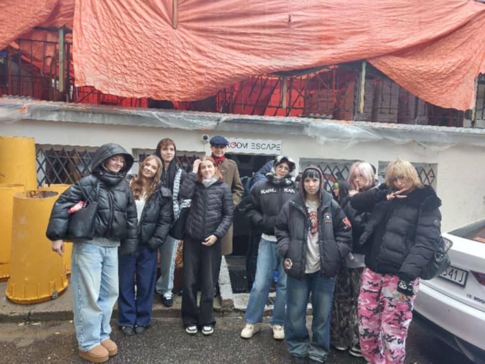 Zdjęcie uczniów przed wejściem do escape room.