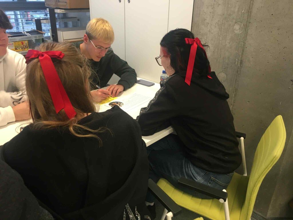 Zdjęcie uczestników wymiany w trakcie warsztatów w Centralnym Domu Technologii.