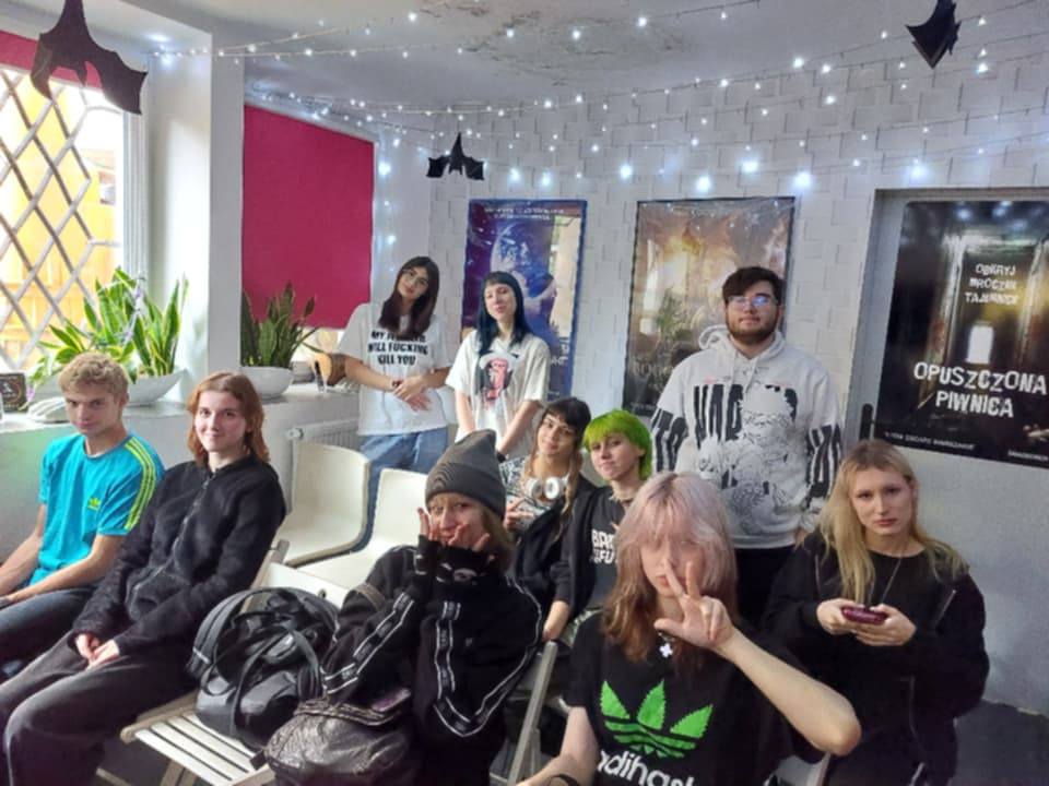 Zdjęcie uczniów w escape room.