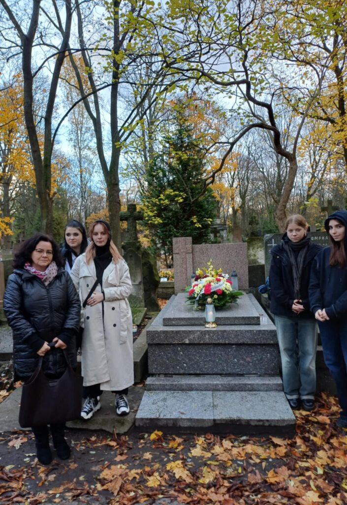 Zdjęcie uczniów z opiekunem wolontariatu przy grobie Bohdana Frańczuka, pierwszego dyrektora Centrum Kształcenia Ustawicznego Nr 1.
