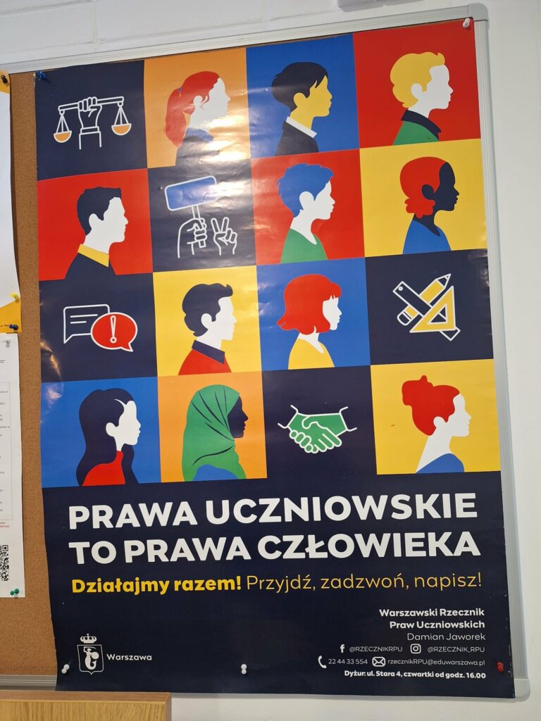 Zdjęcie plakatu promującego prawa uczniowskie z napisem "Prawa uczniowskie to prawa człowieka. Działajmy razem! Przyjdź, zadzwoń, napisz!"
