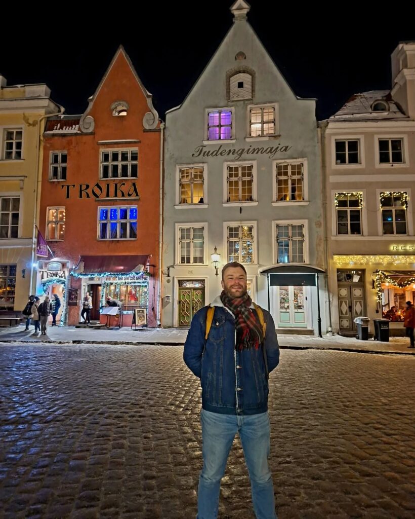 Zdjęcie nauczyciela Centrum Kształcenia Ustawicznego Nr 1 w tallińskim Starym Mieście.