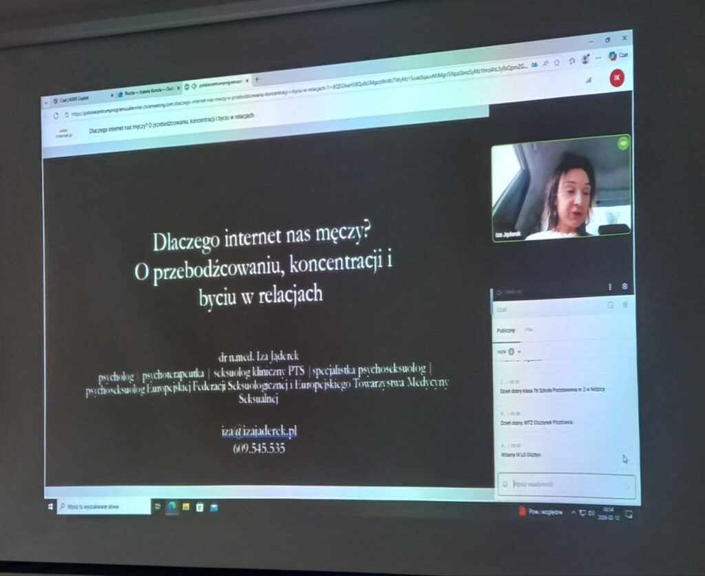 Zdjęcie obrazu z rzutnika. Widać stronę tytułową prezentacji "Dlaczego internet nas męczy? O przebodźcowaniu, koncentracji i byciu w relacjach" oraz obraz z kamerki osoby prowadzącej.