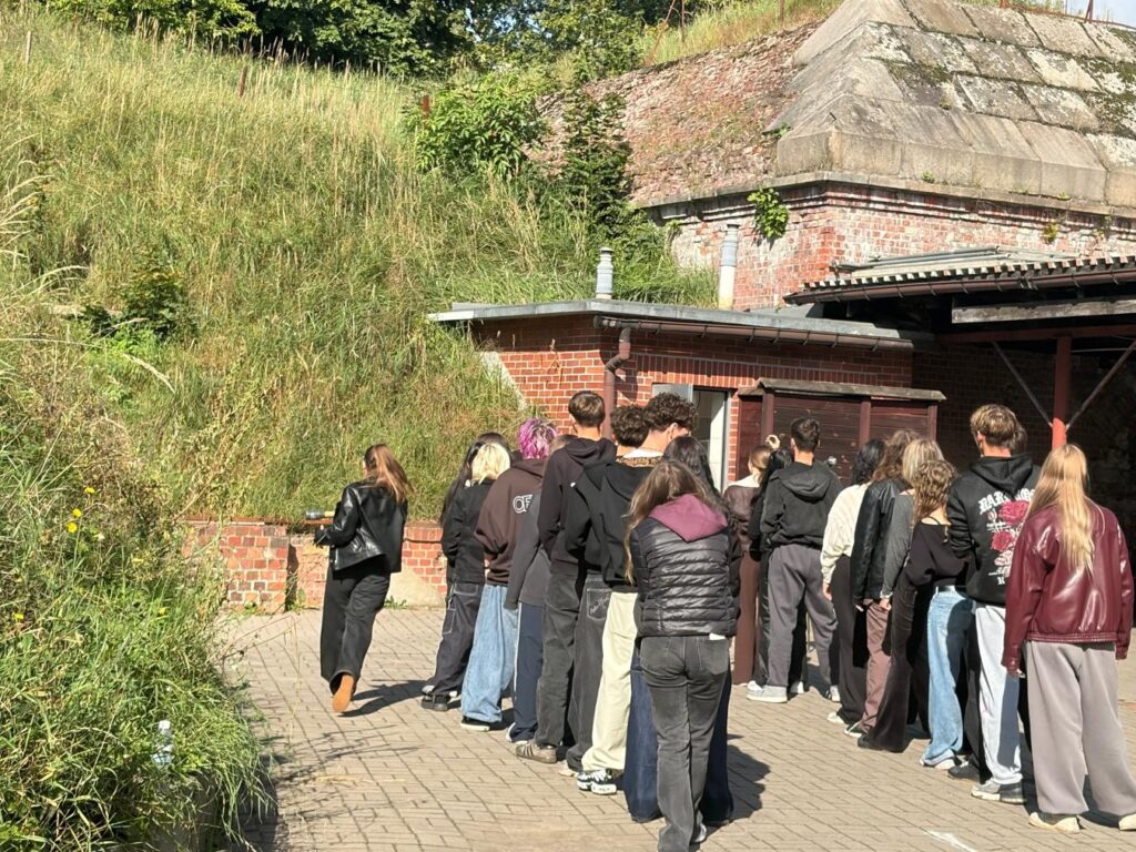 Uczestnicy wymiany podczas zwiedzania Fortu IV Twierdzy Toruń.